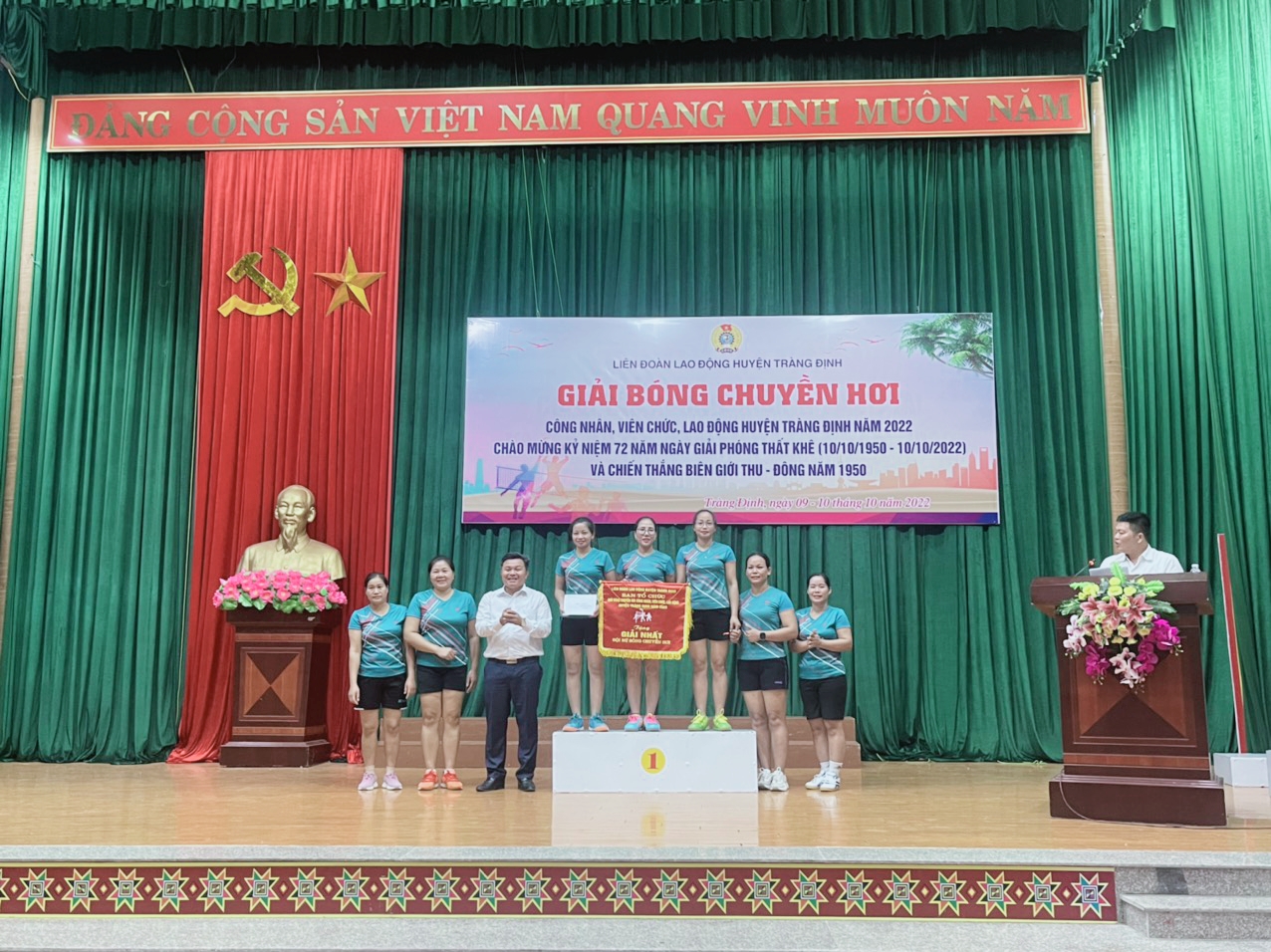 Ban Tổ chức trao giải nhất cho đội bóng chuyền nữ xã Tân Tiến