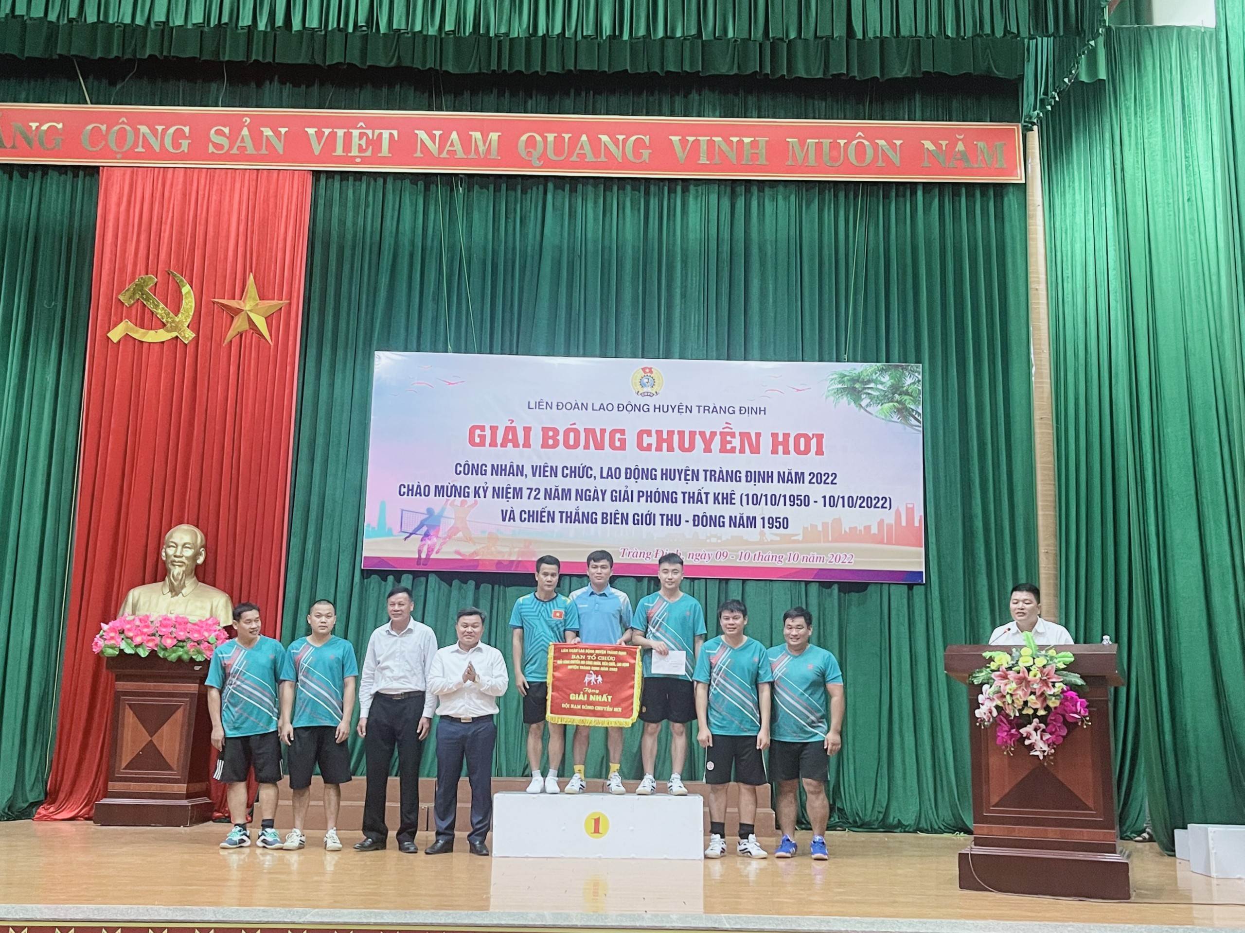 Ban Tổ chức trao giải nhất cho đội bóng chuyền nam xã Tân Tiến